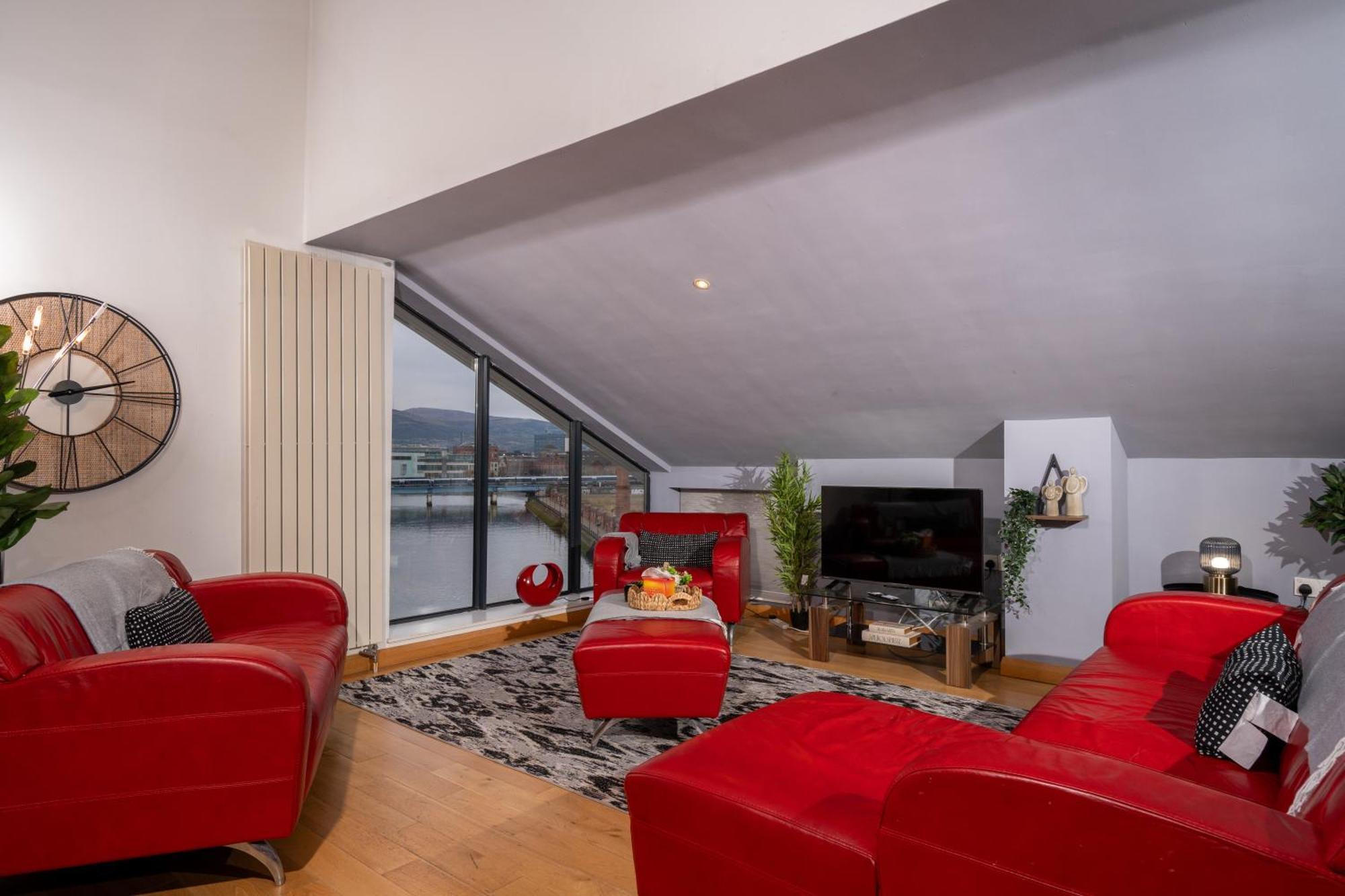 Luxury 5-bed Penthouse With Free Parking & Views * Belfast