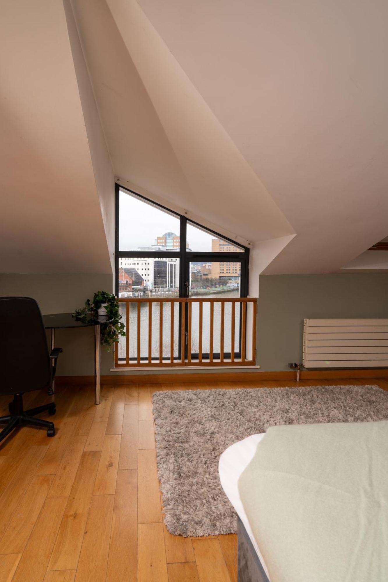 Apartment Luxury 5-bed Penthouse With Free Parking & Views *