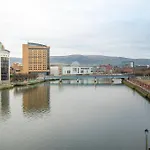 Luxury 5-Bed Penthouse With Free Parking & Views