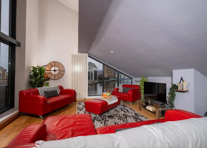 Luxury 5-Bed Penthouse With Free Parking & Views