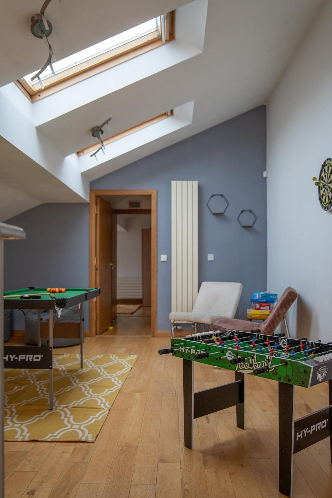 Luxury 5-bed Penthouse With Free Parking & Views Apartment