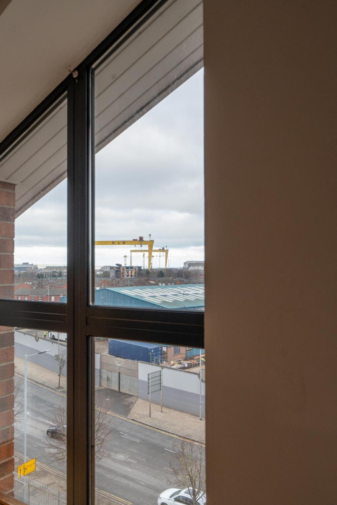 Luxury 5-bed Penthouse With Free Parking & Views *