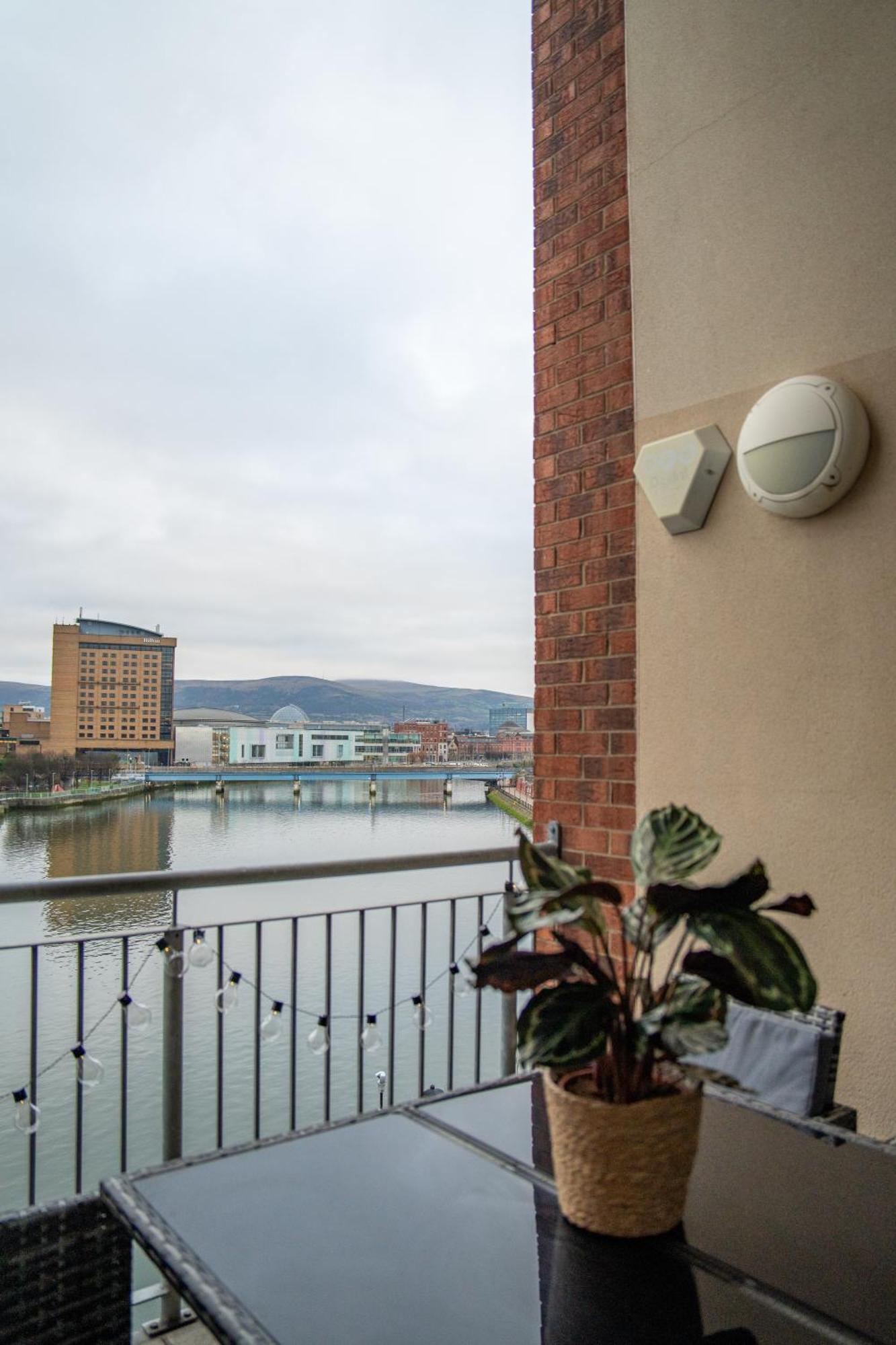 Luxury 5-bed Penthouse With Free Parking & Views Apartment *