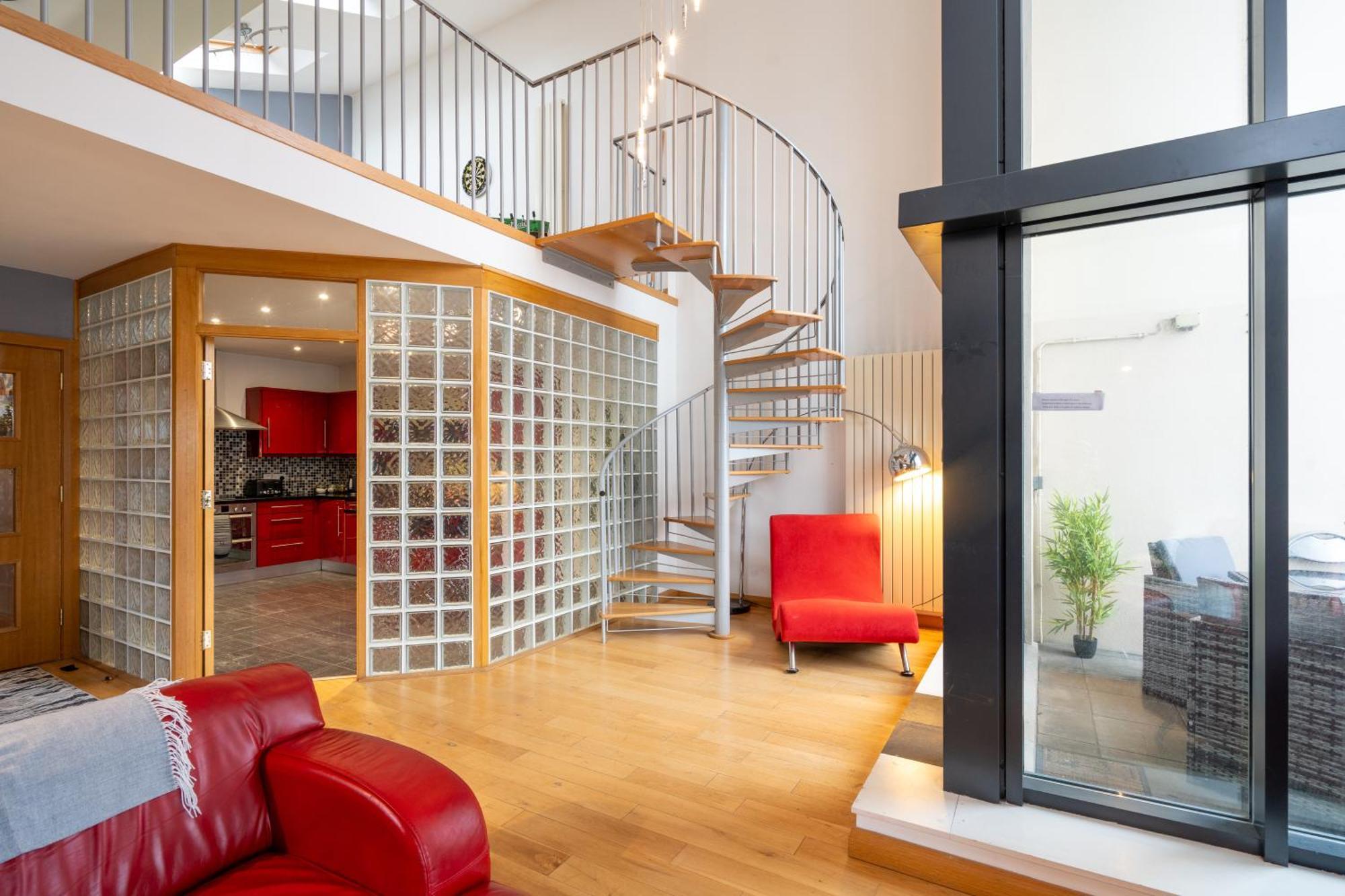 Luxury 5-bed Penthouse With Free Parking & Views *