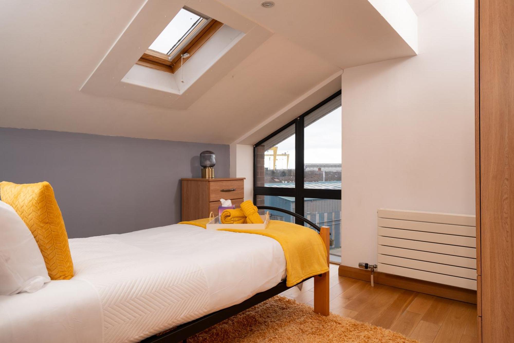 Luxury 5-bed Penthouse With Free Parking & Views Apartment