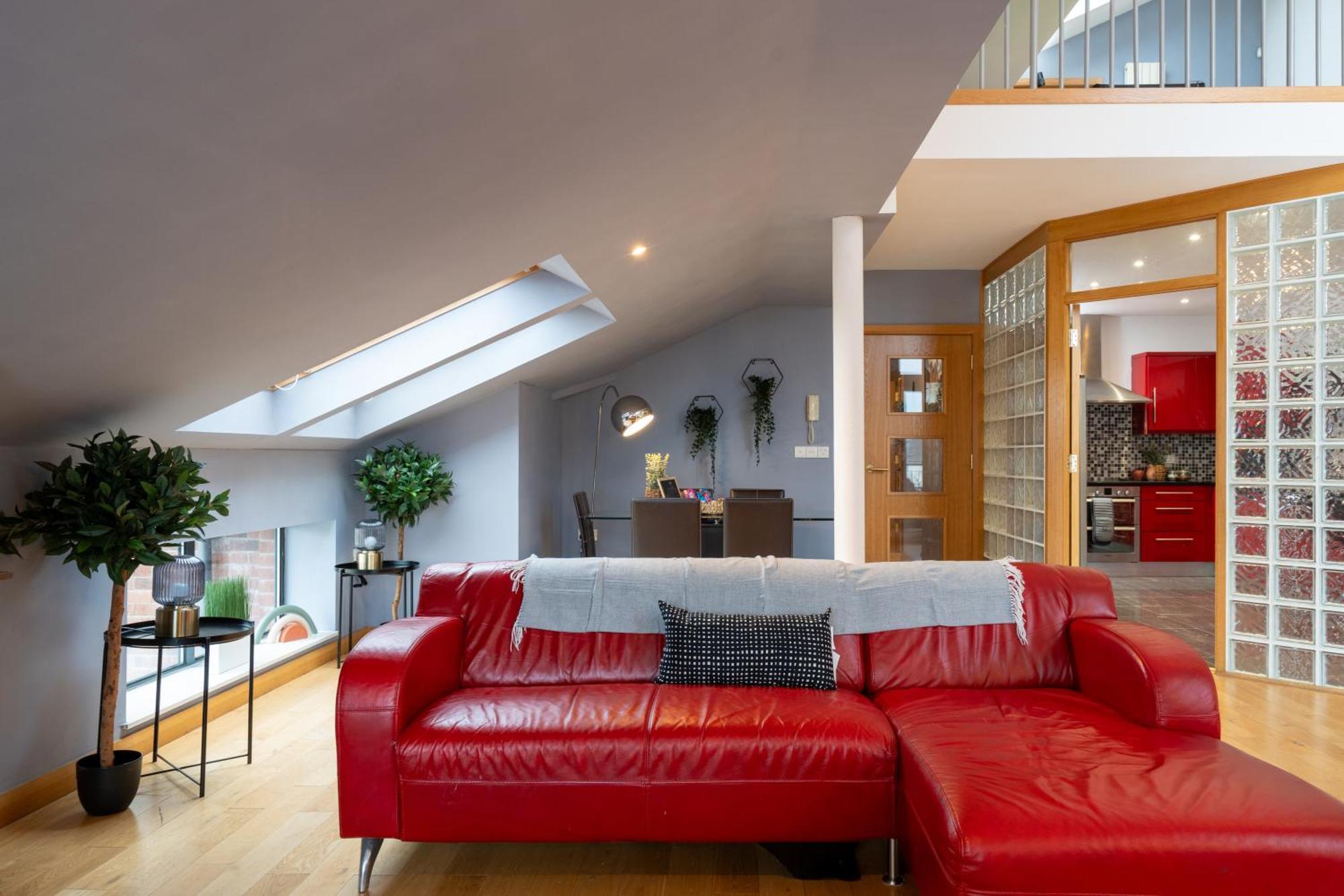 Luxury 5-bed Penthouse With Free Parking & Views Apartment *