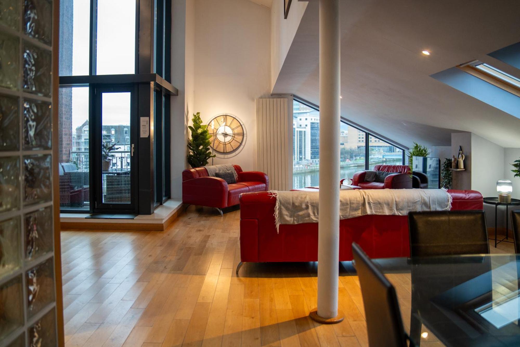Apartment Luxury 5-bed Penthouse With Free Parking & Views *
