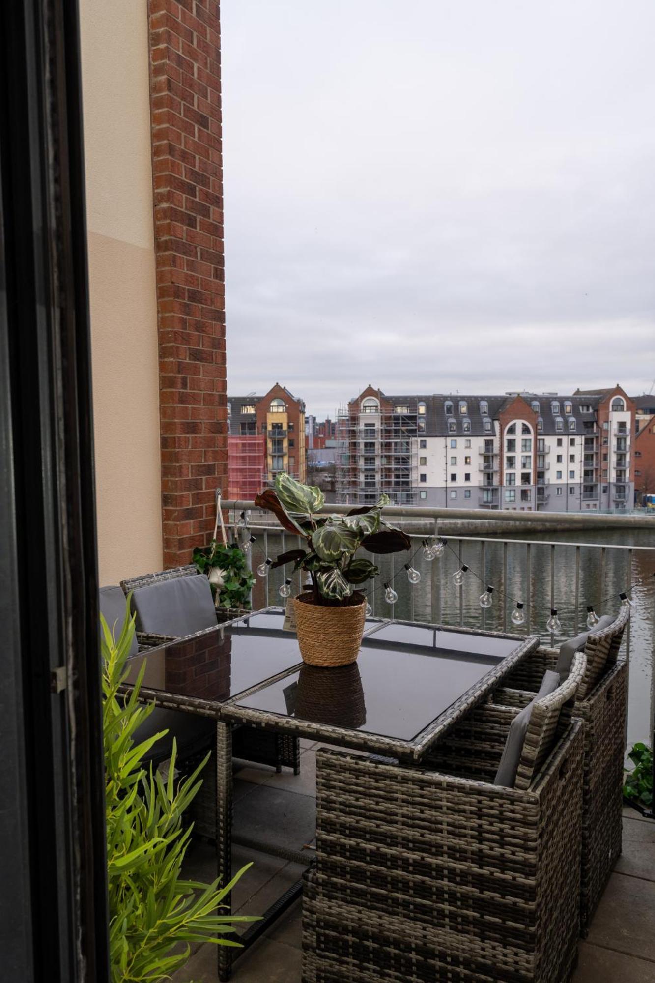 Luxury 5-bed Penthouse With Free Parking & Views *