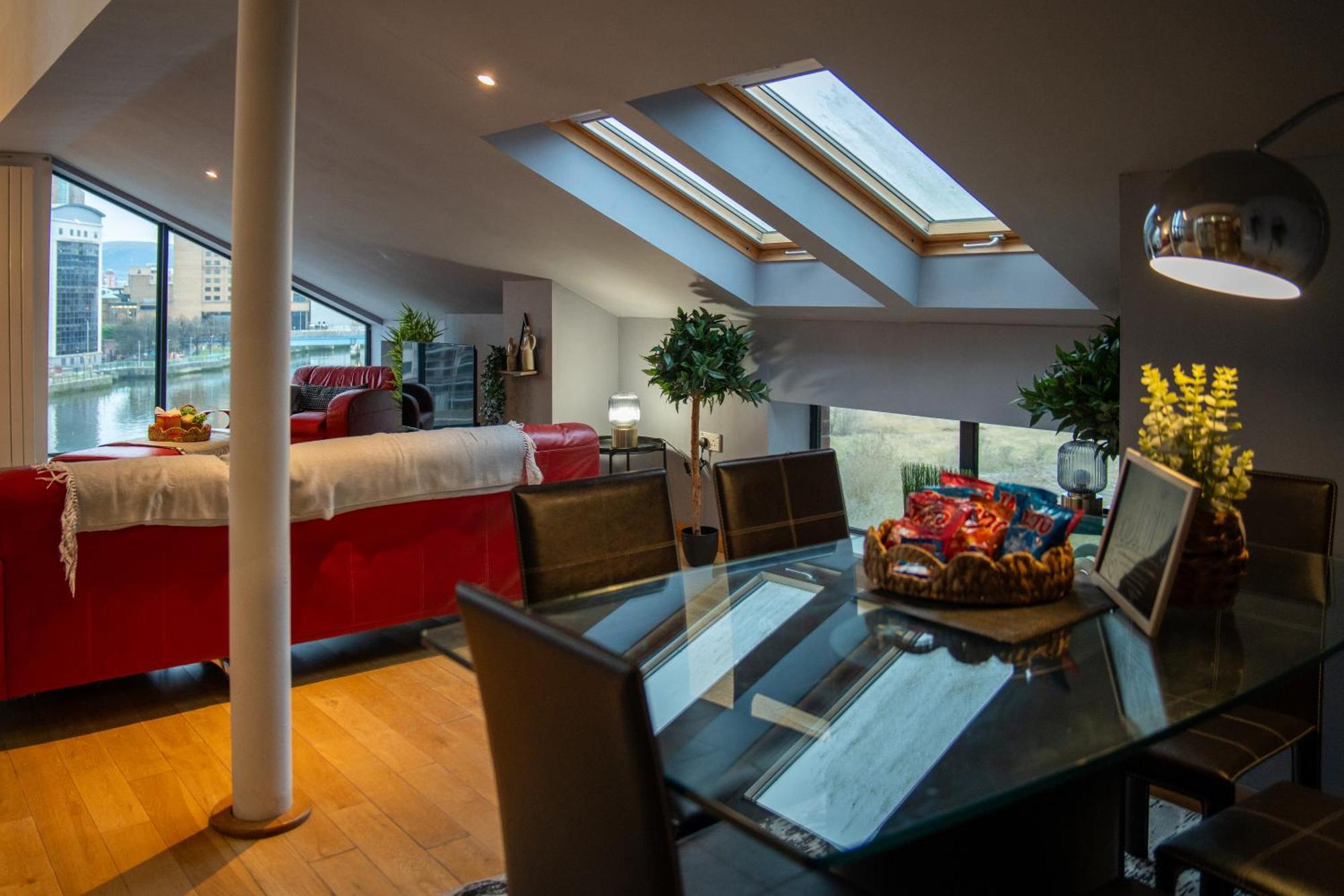 Luxury 5-bed Penthouse With Free Parking & Views Belfast