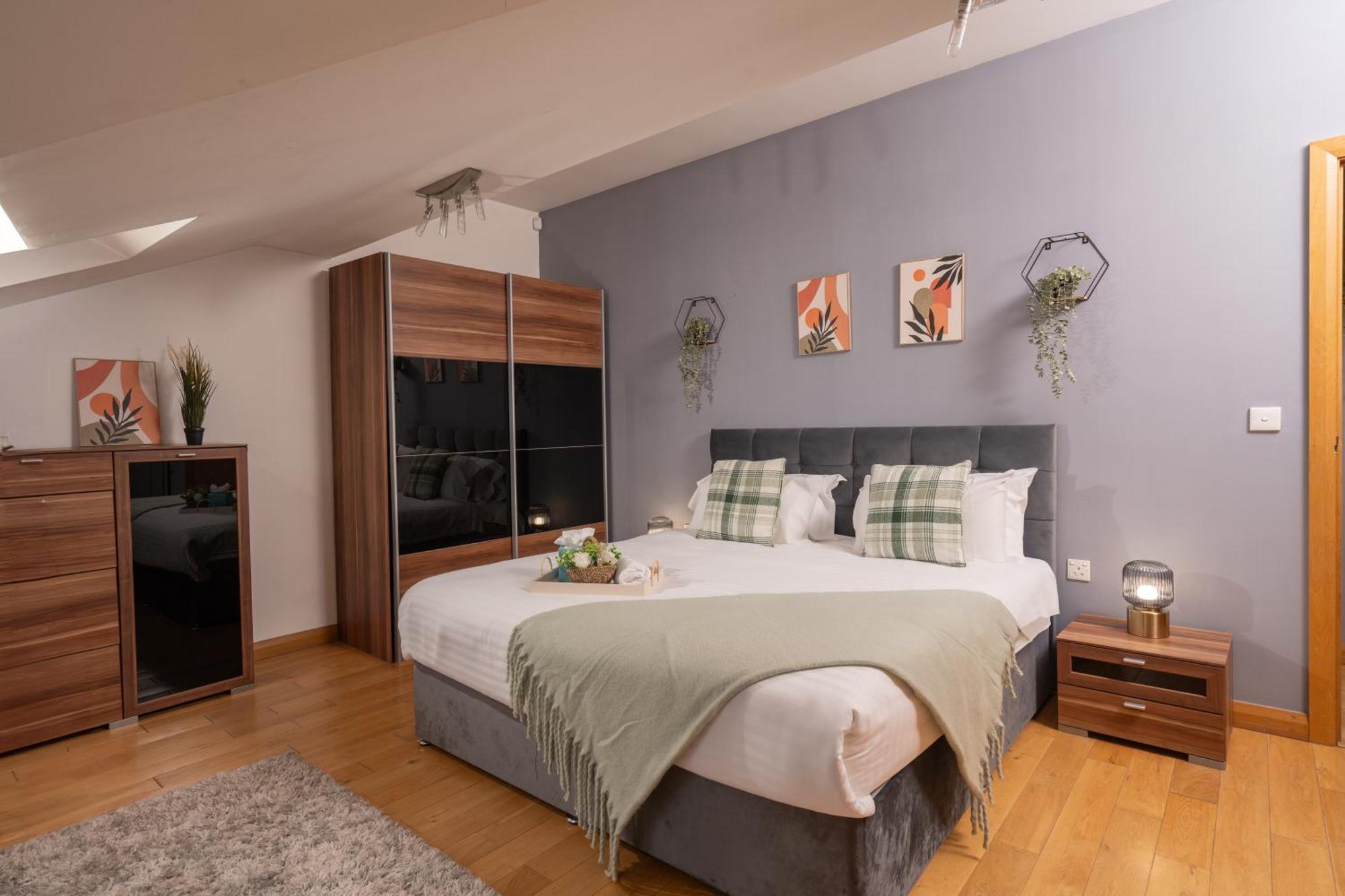 Apartment Luxury 5-bed Penthouse With Free Parking & Views