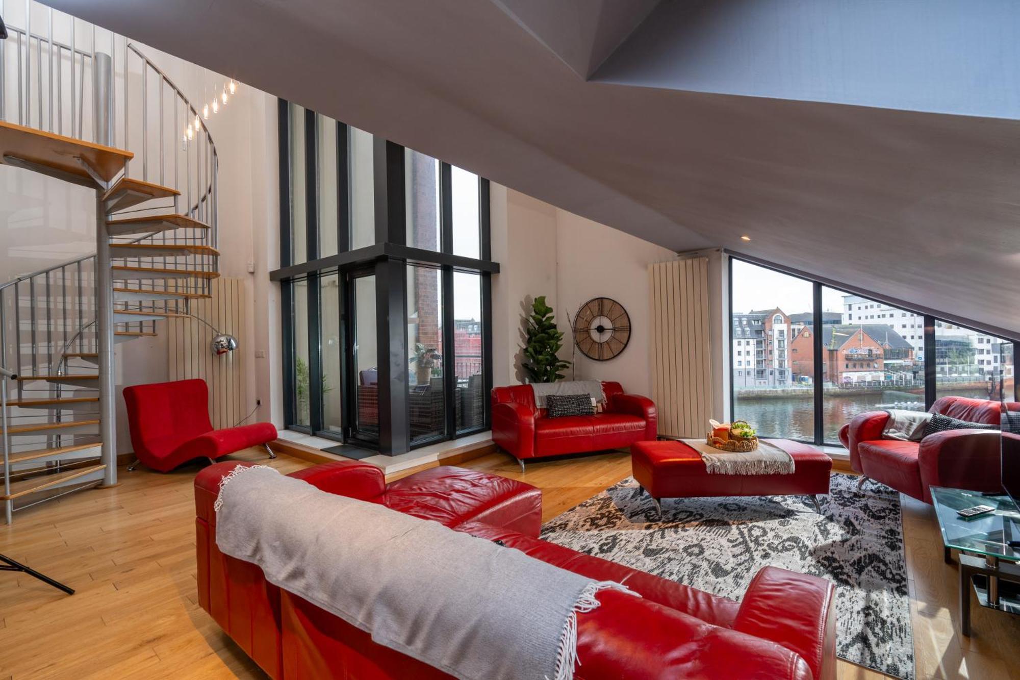Luxury 5-bed Penthouse With Free Parking & Views Apartment *
