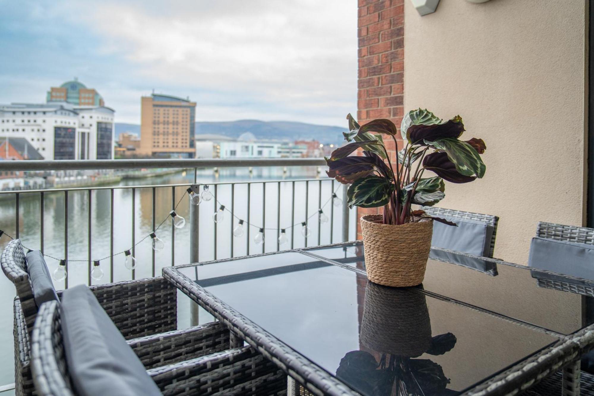 Apartment Luxury 5-bed Penthouse With Free Parking & Views Belfast