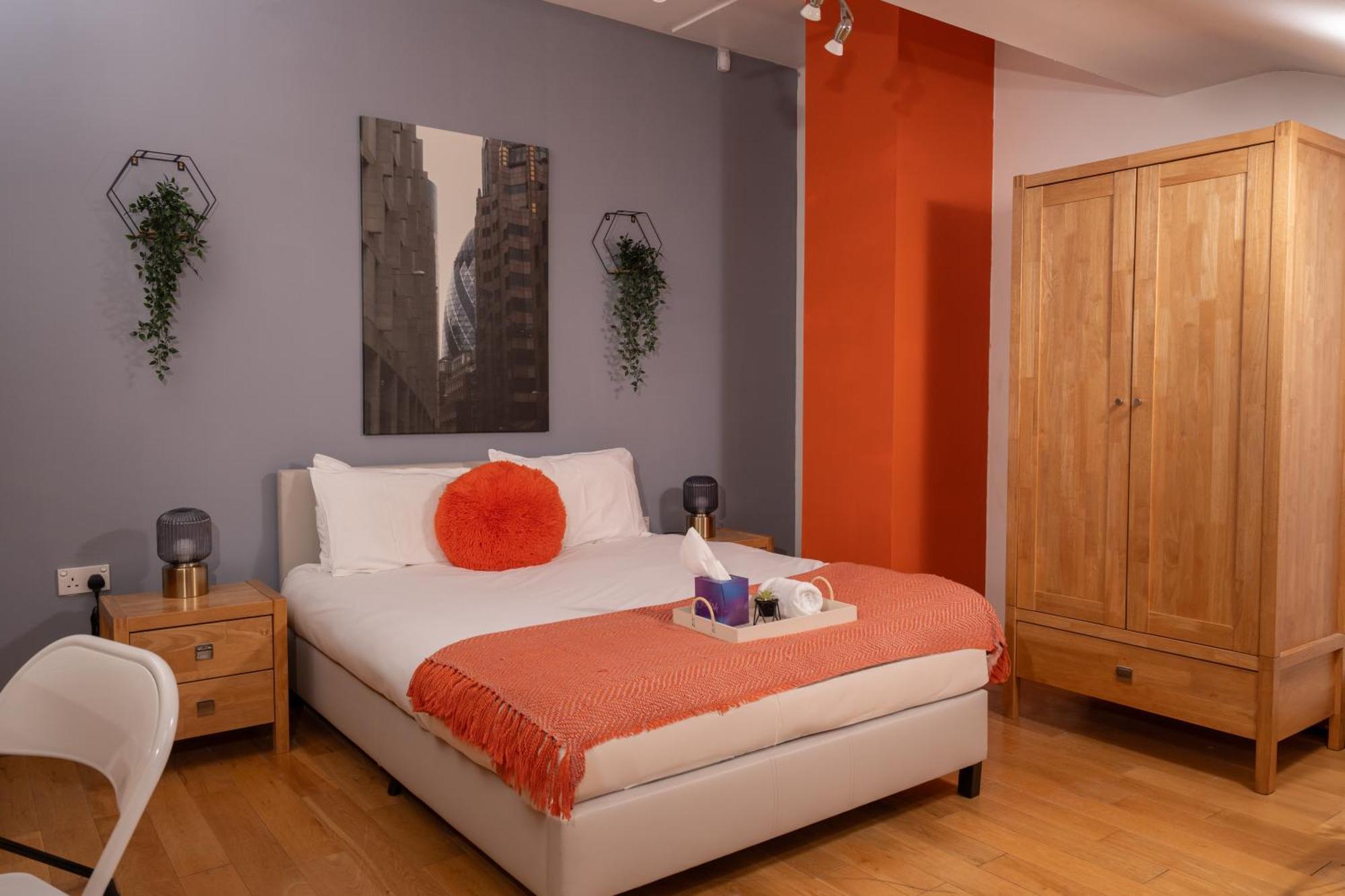 Luxury 5-bed Penthouse With Free Parking & Views