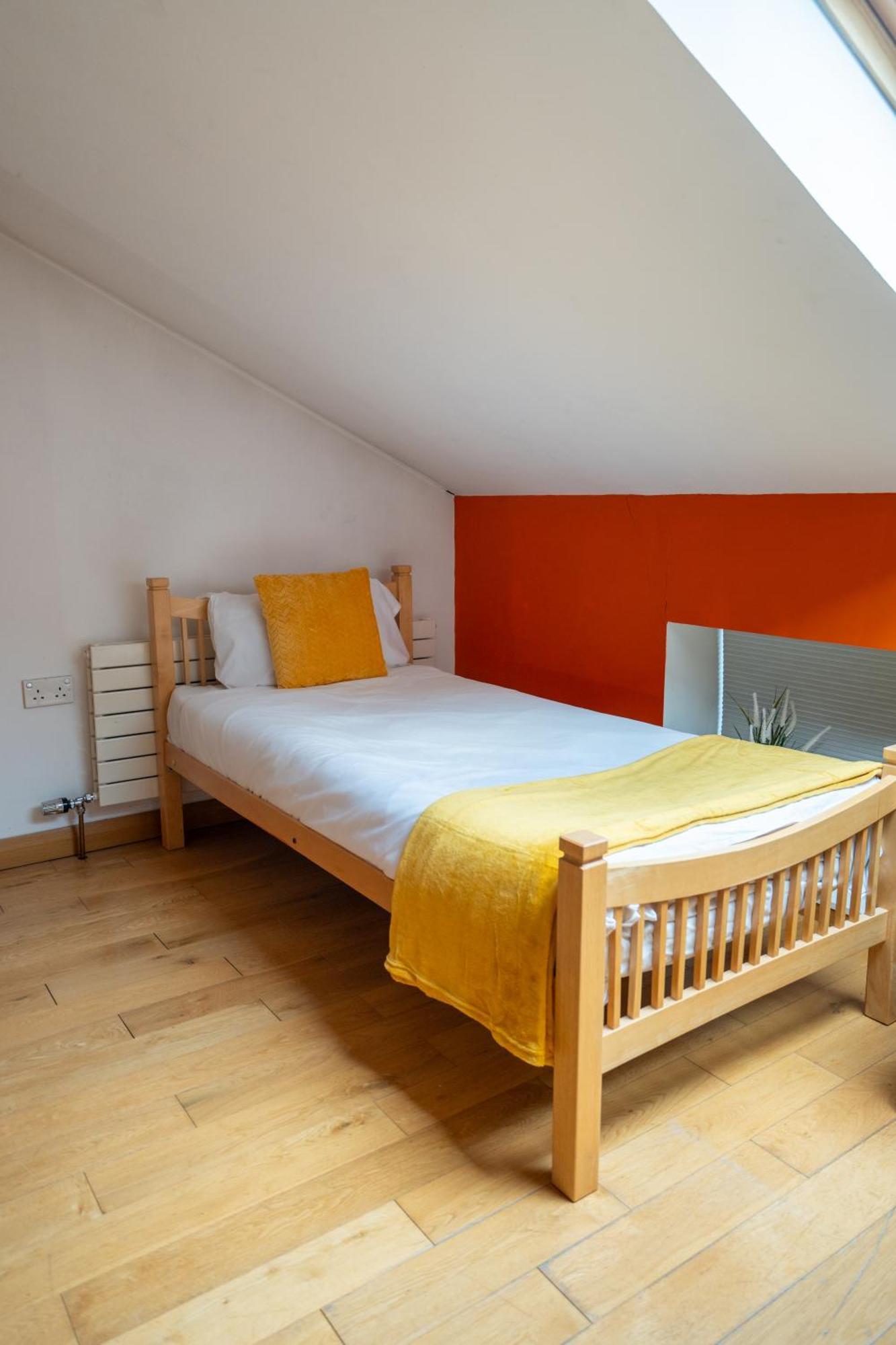 Luxury 5-bed Penthouse With Free Parking & Views Apartment Belfast