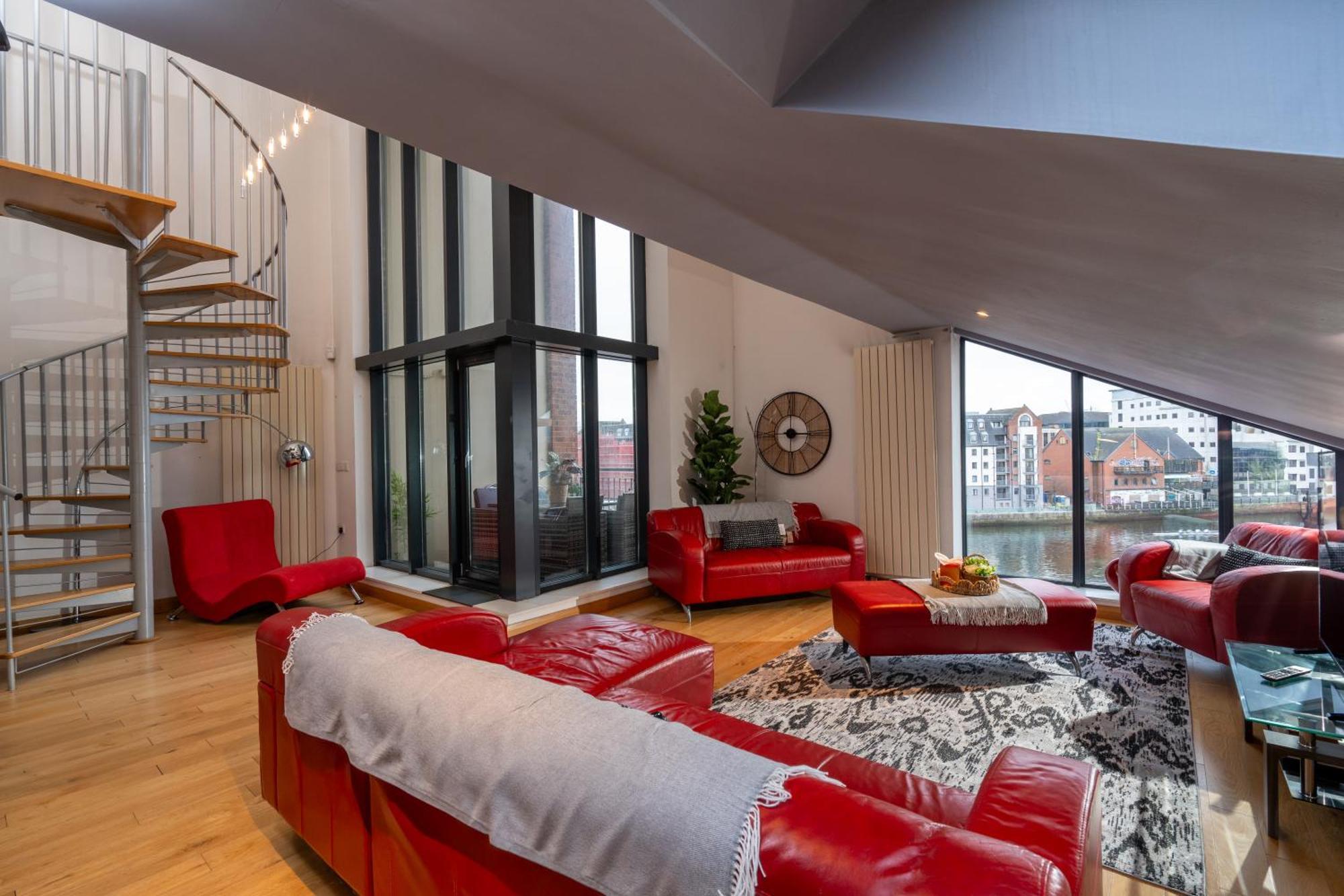 Apartment Luxury 5-bed Penthouse With Free Parking & Views Belfast
