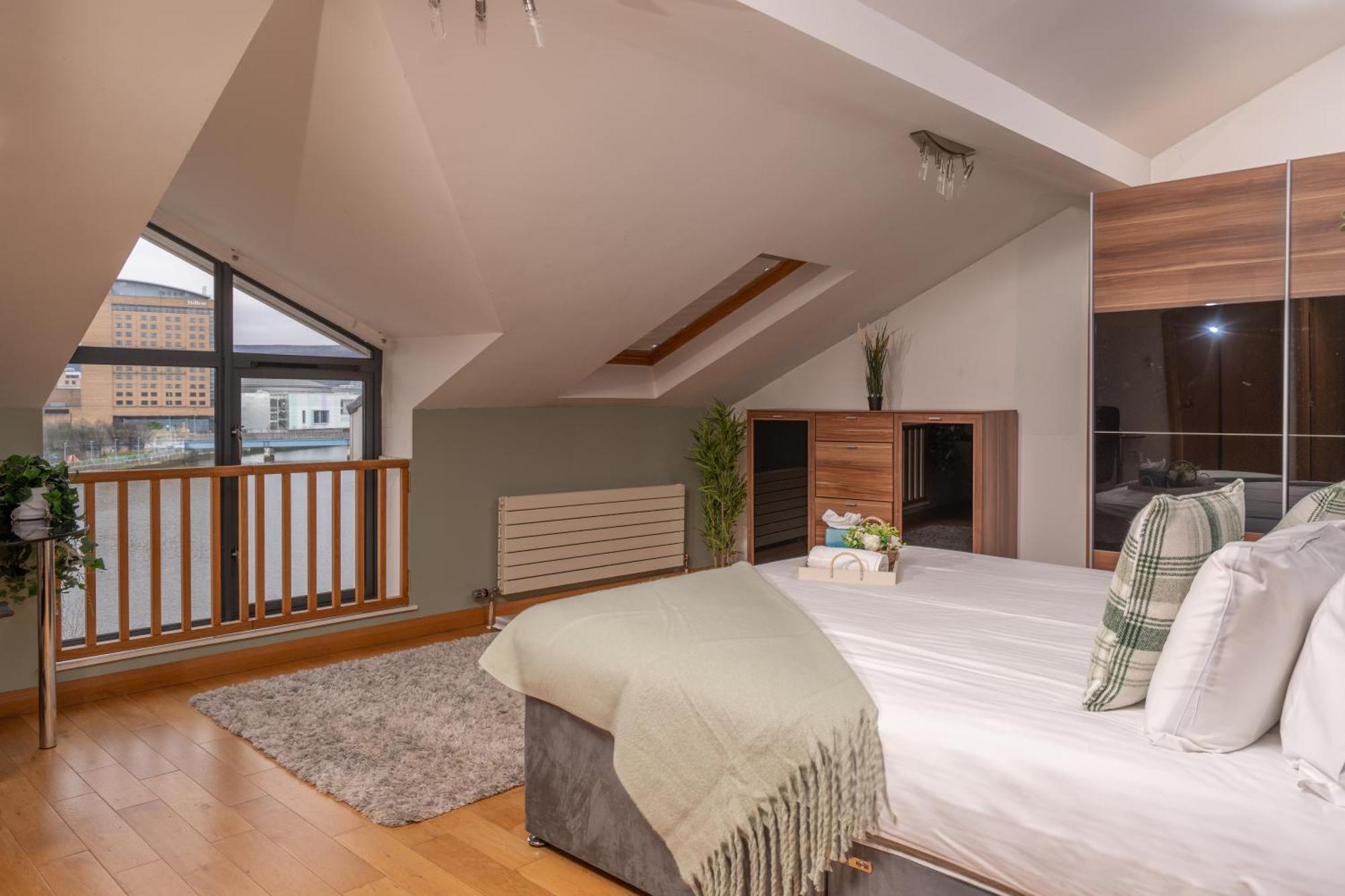 Luxury 5-bed Penthouse With Free Parking & Views Apartment