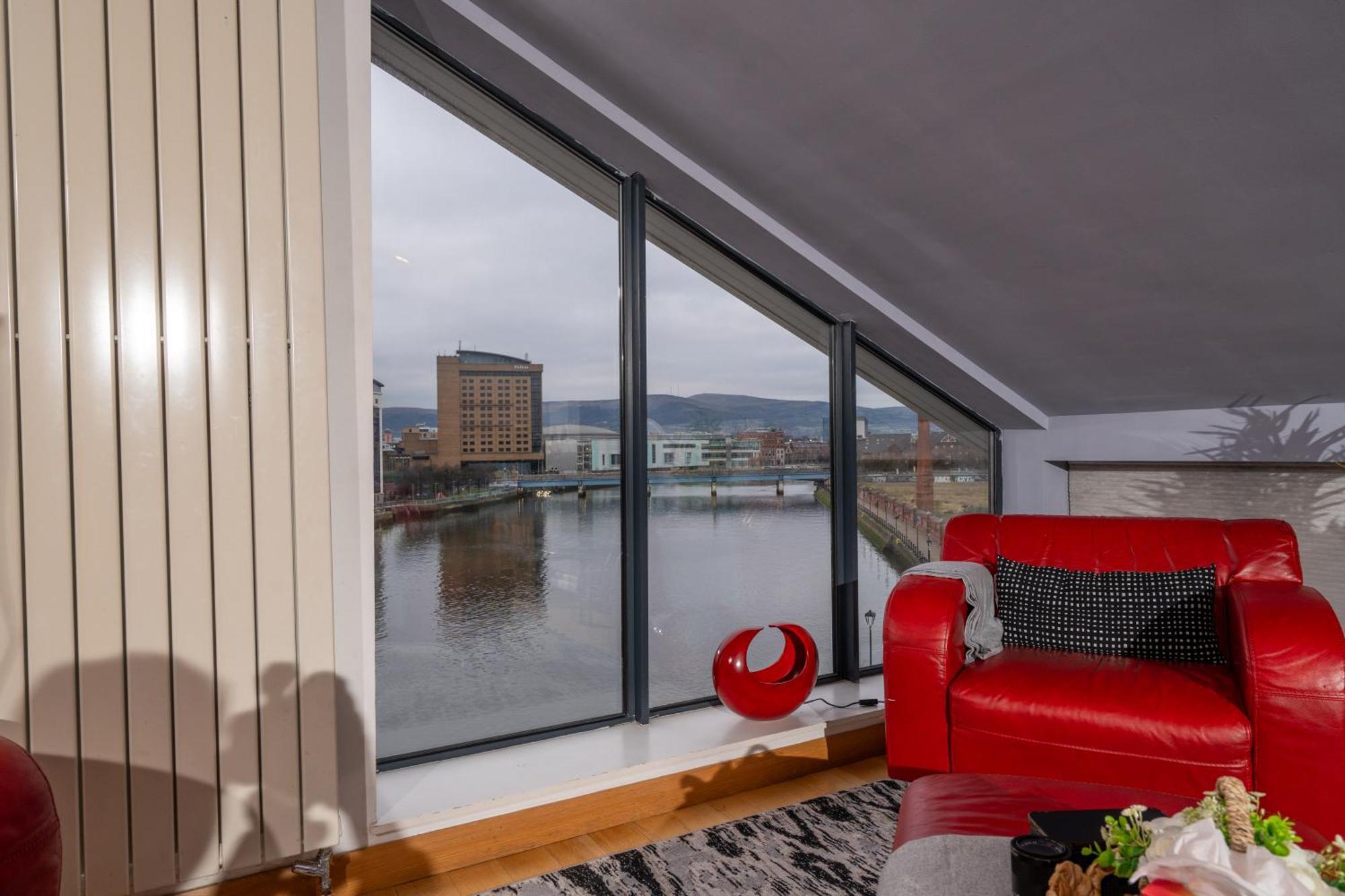 Apartment Luxury 5-bed Penthouse With Free Parking & Views *