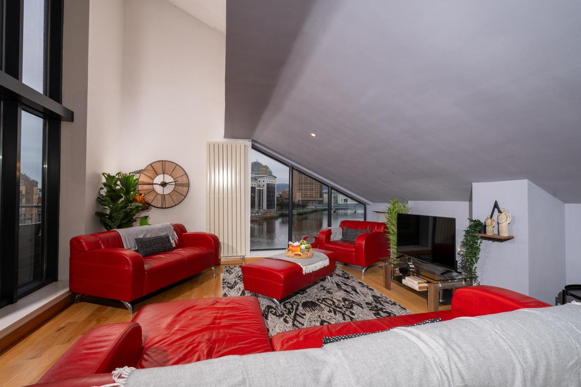 Luxury 5-bed Penthouse With Free Parking & Views Apartment