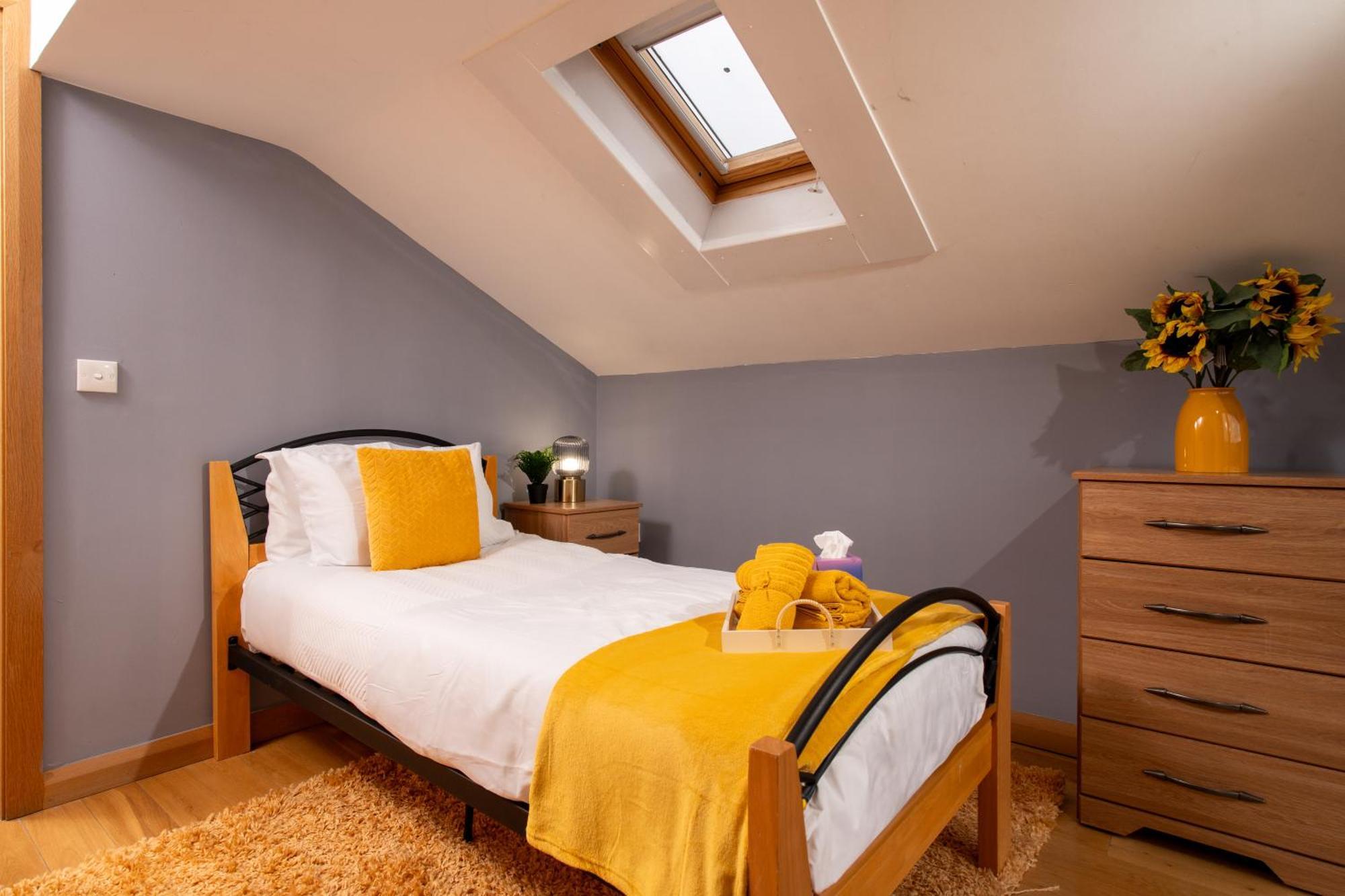 Luxury 5-bed Penthouse With Free Parking & Views Apartment