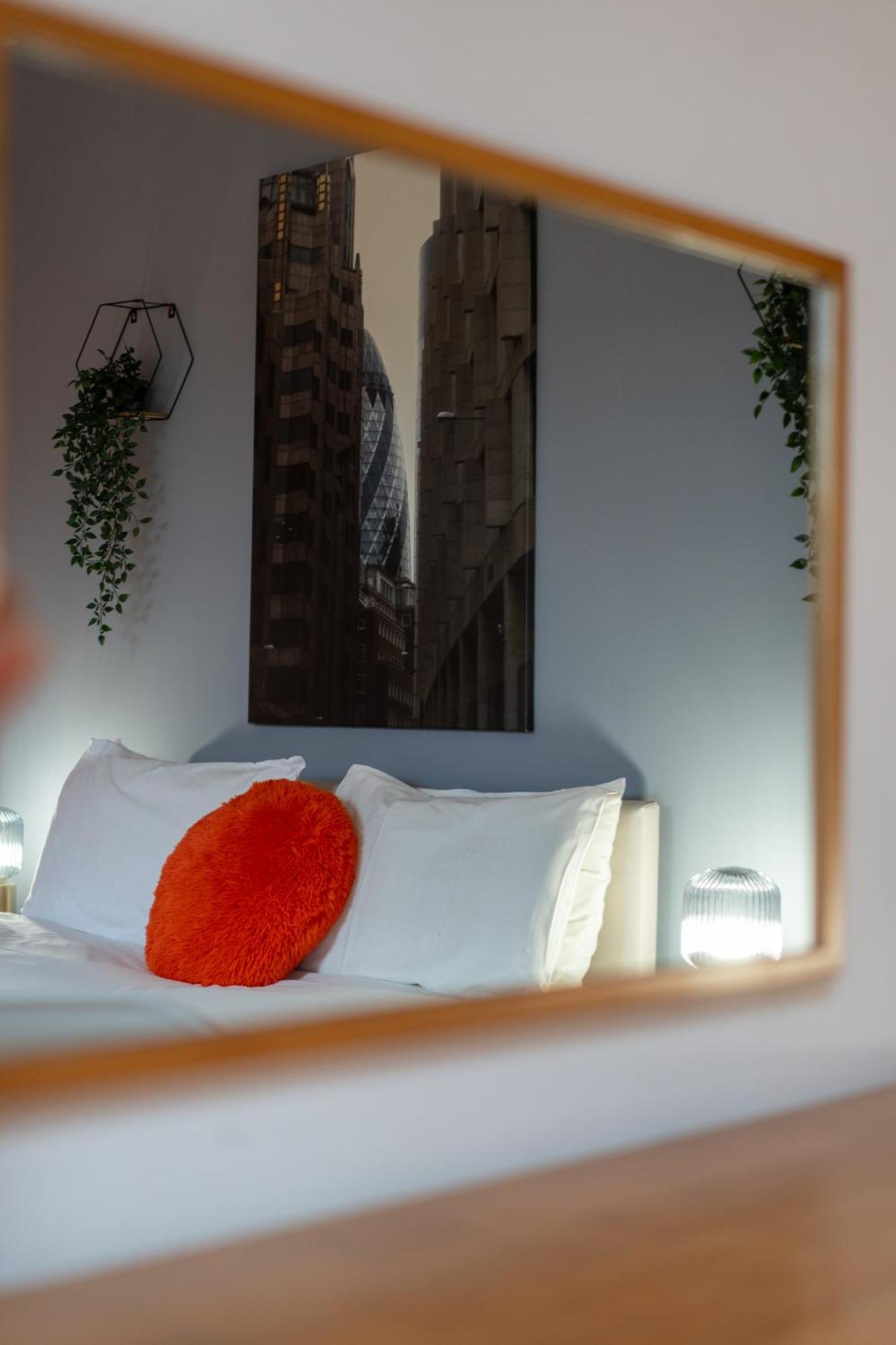 Apartment Luxury 5-bed Penthouse With Free Parking & Views