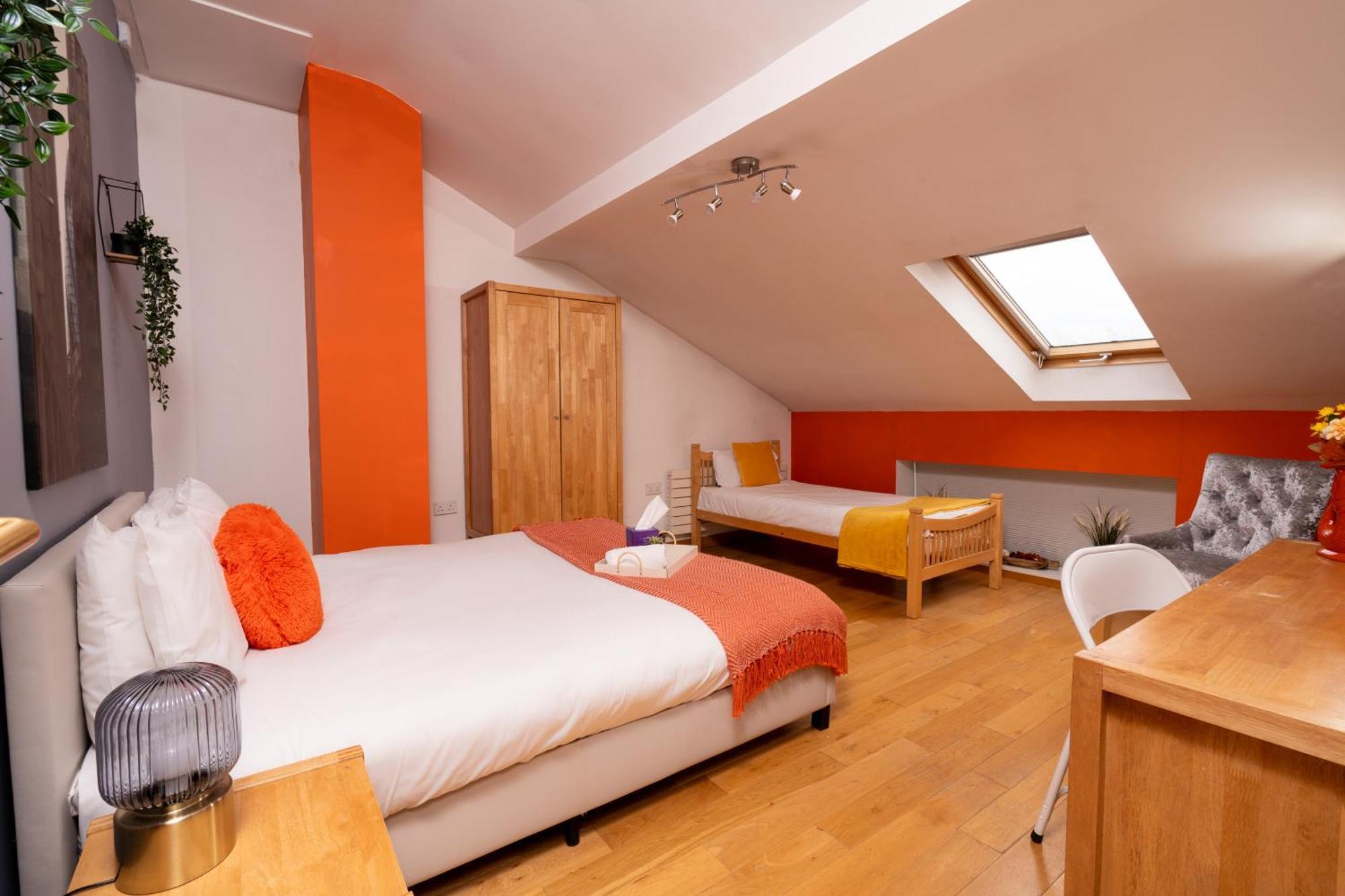 Luxury 5-bed Penthouse With Free Parking & Views Apartment *
