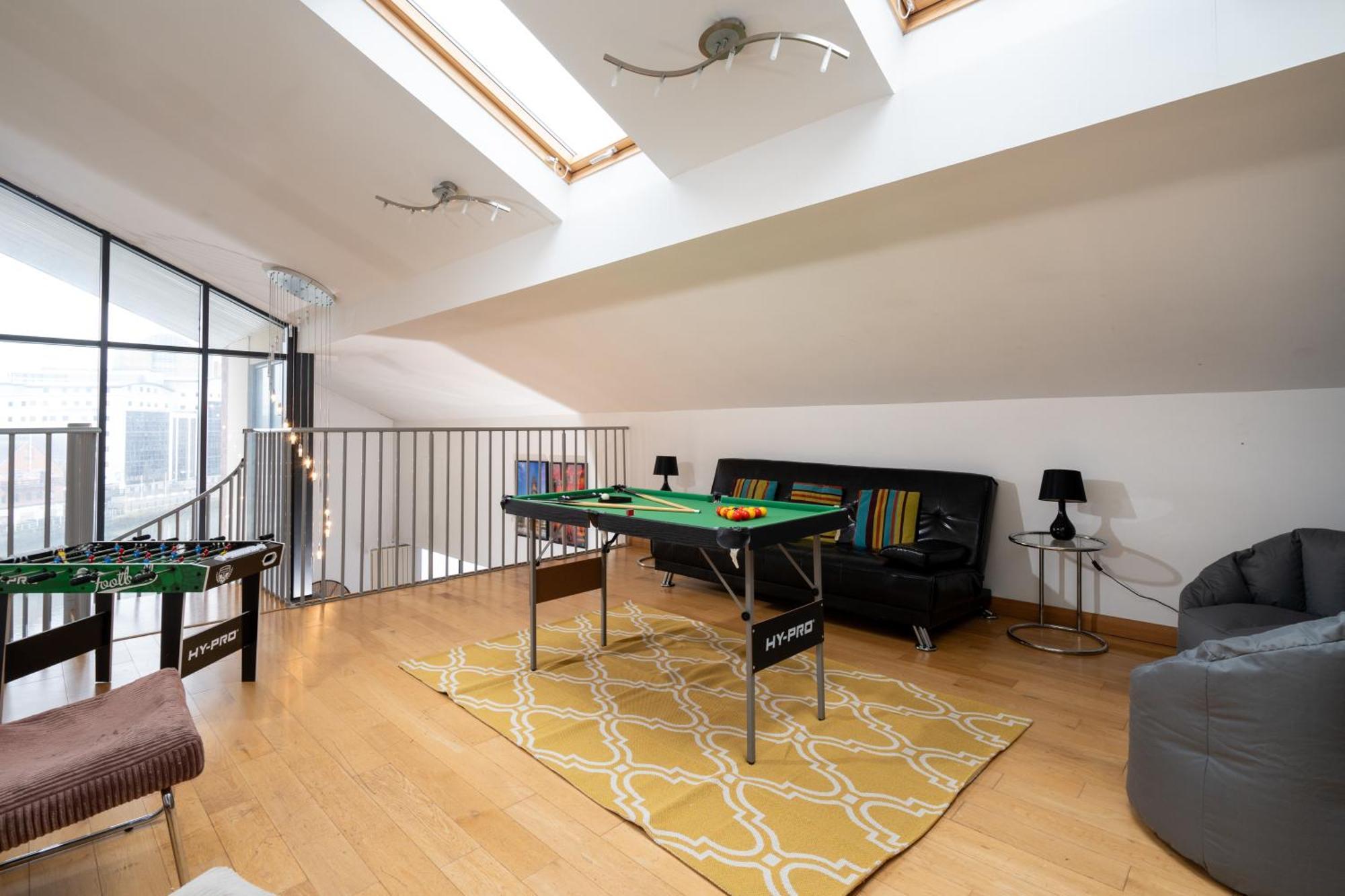 Apartment Luxury 5-bed Penthouse With Free Parking & Views *