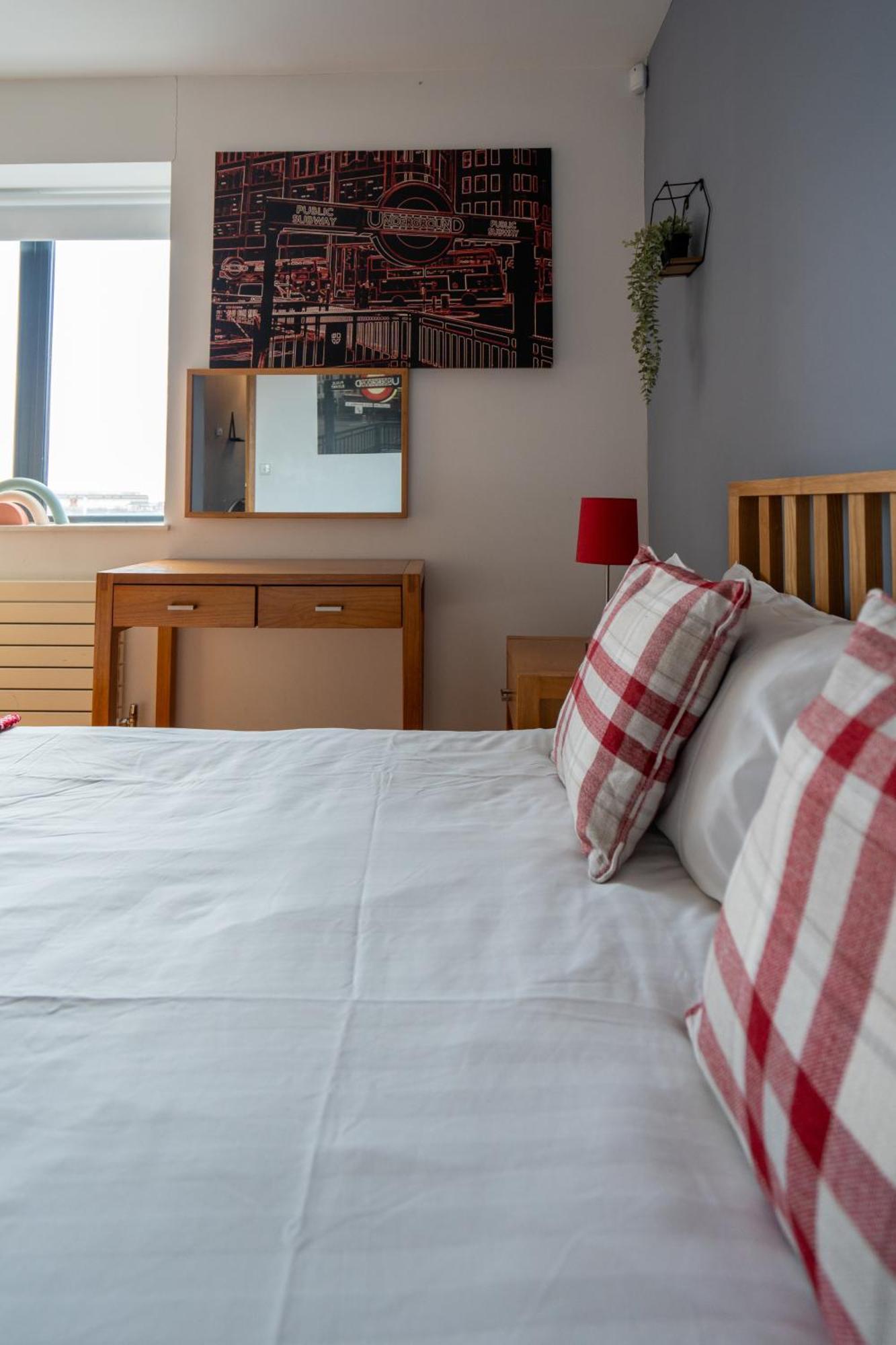 Luxury 5-bed Penthouse With Free Parking & Views