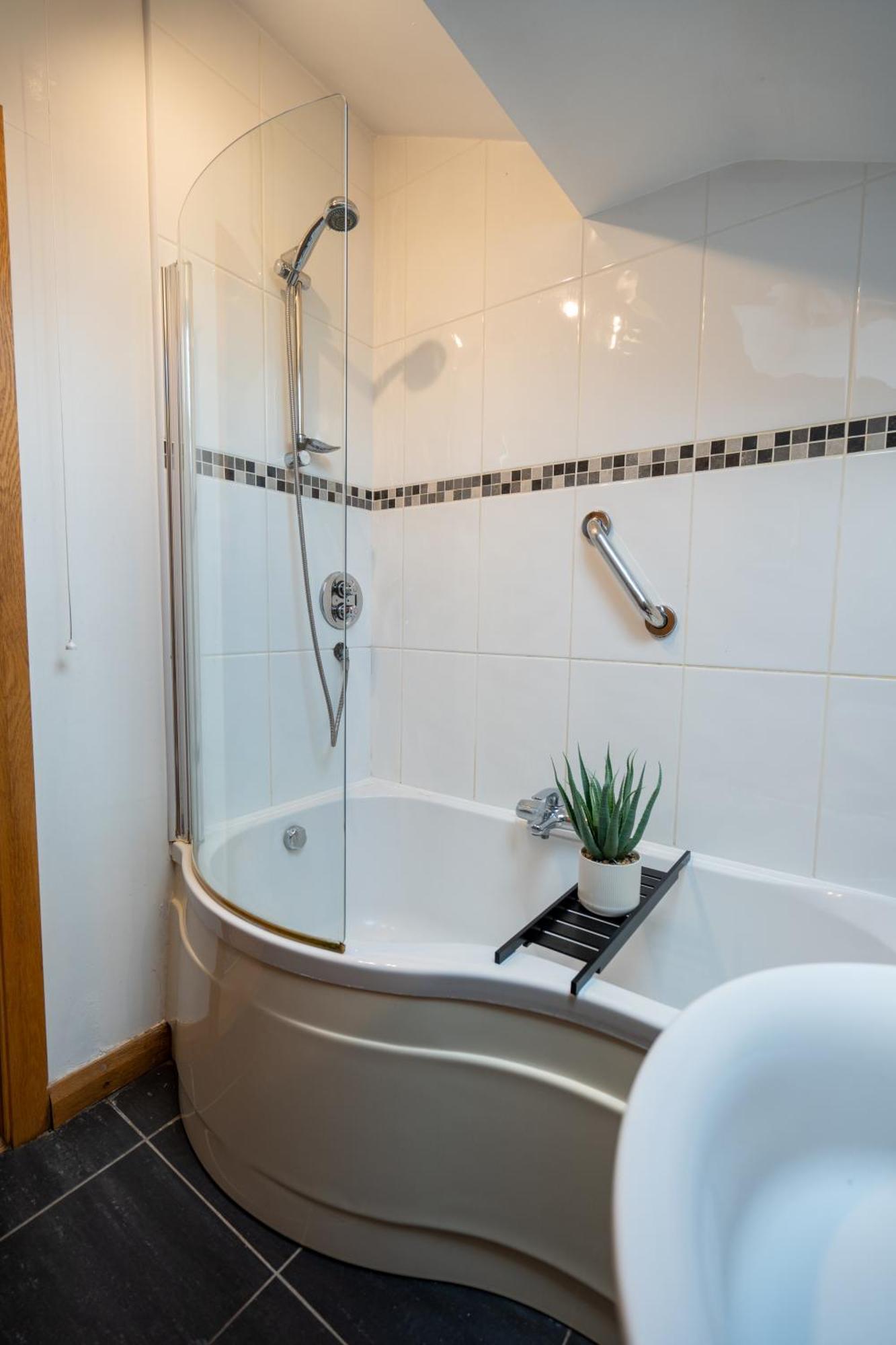 Apartment Luxury 5-bed Penthouse With Free Parking & Views *