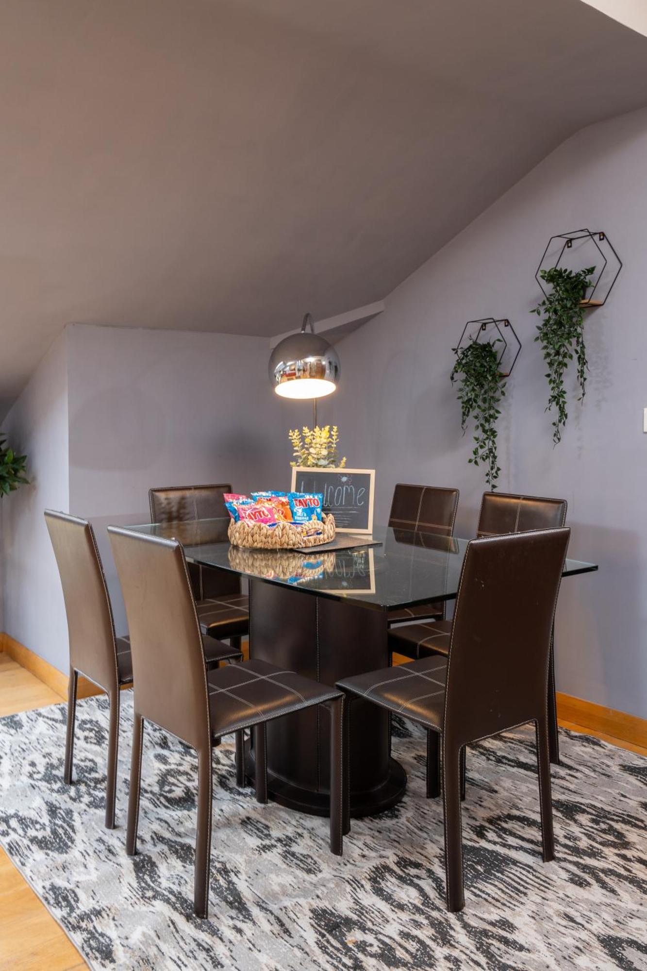 Luxury 5-bed Penthouse With Free Parking & Views Apartment Belfast