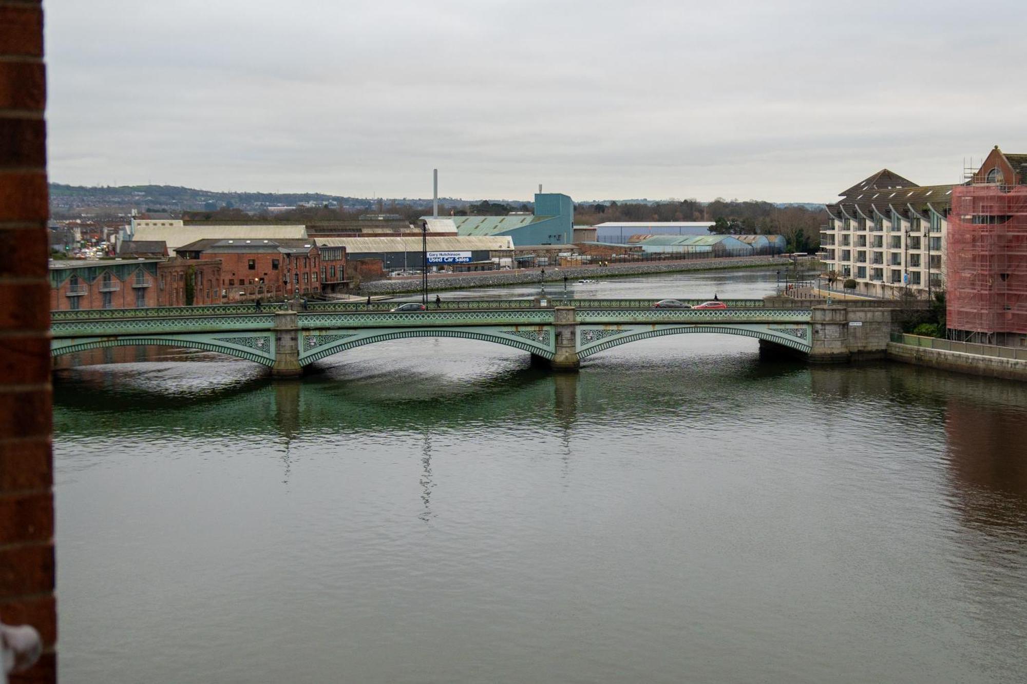 Luxury 5-bed Penthouse With Free Parking & Views Belfast