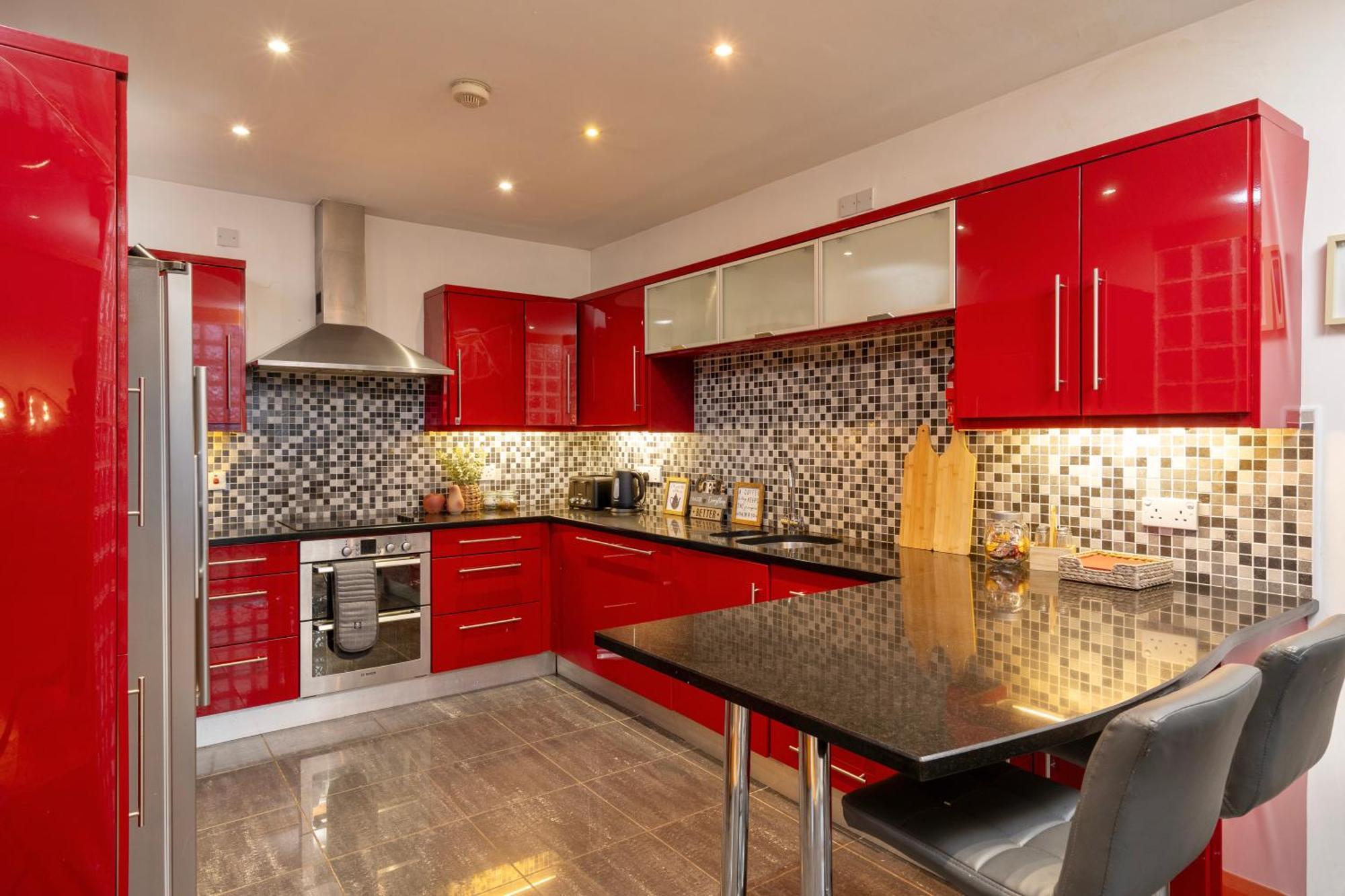 Apartment Luxury 5-bed Penthouse With Free Parking & Views *