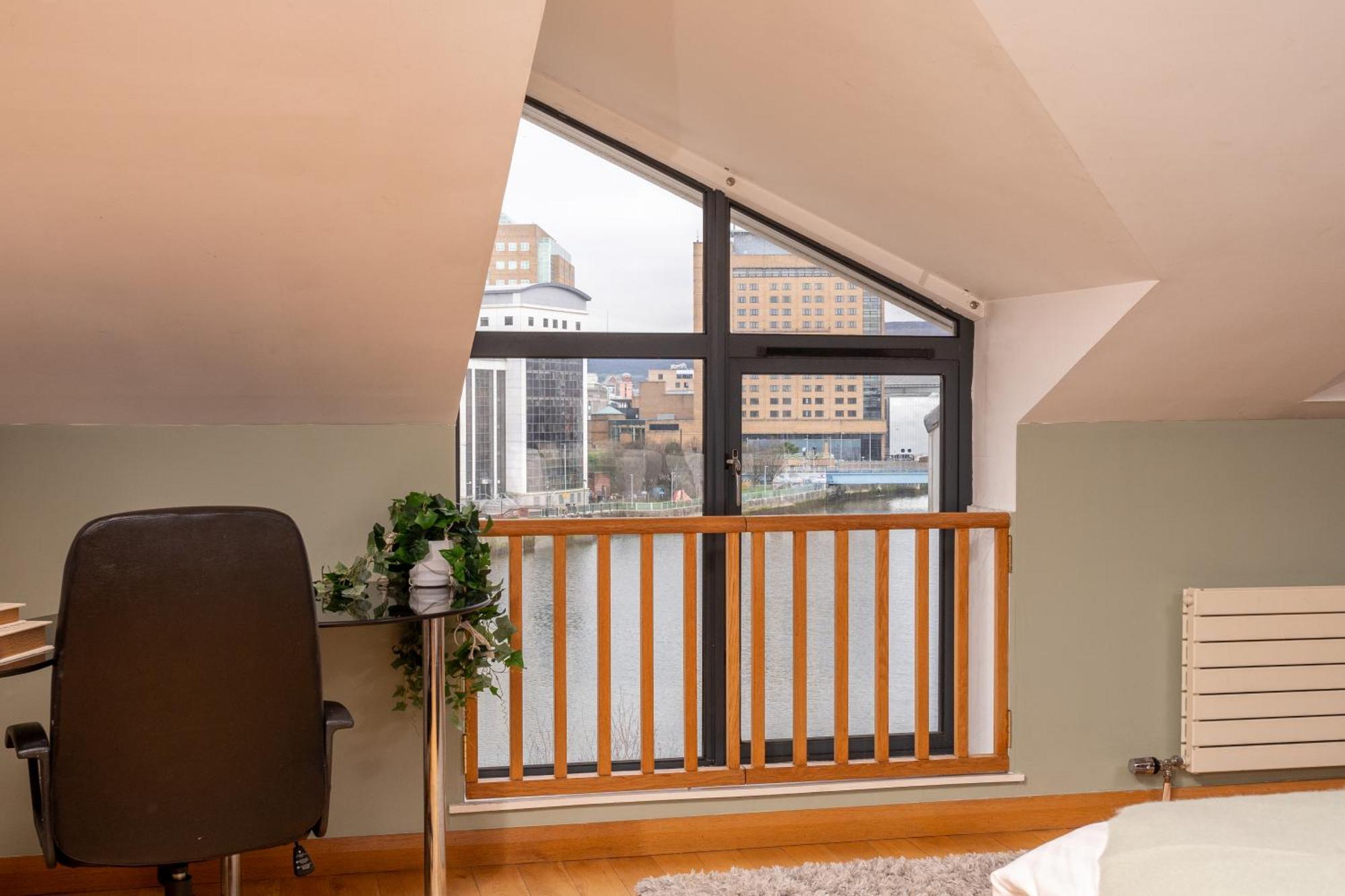Apartment Luxury 5-bed Penthouse With Free Parking & Views *