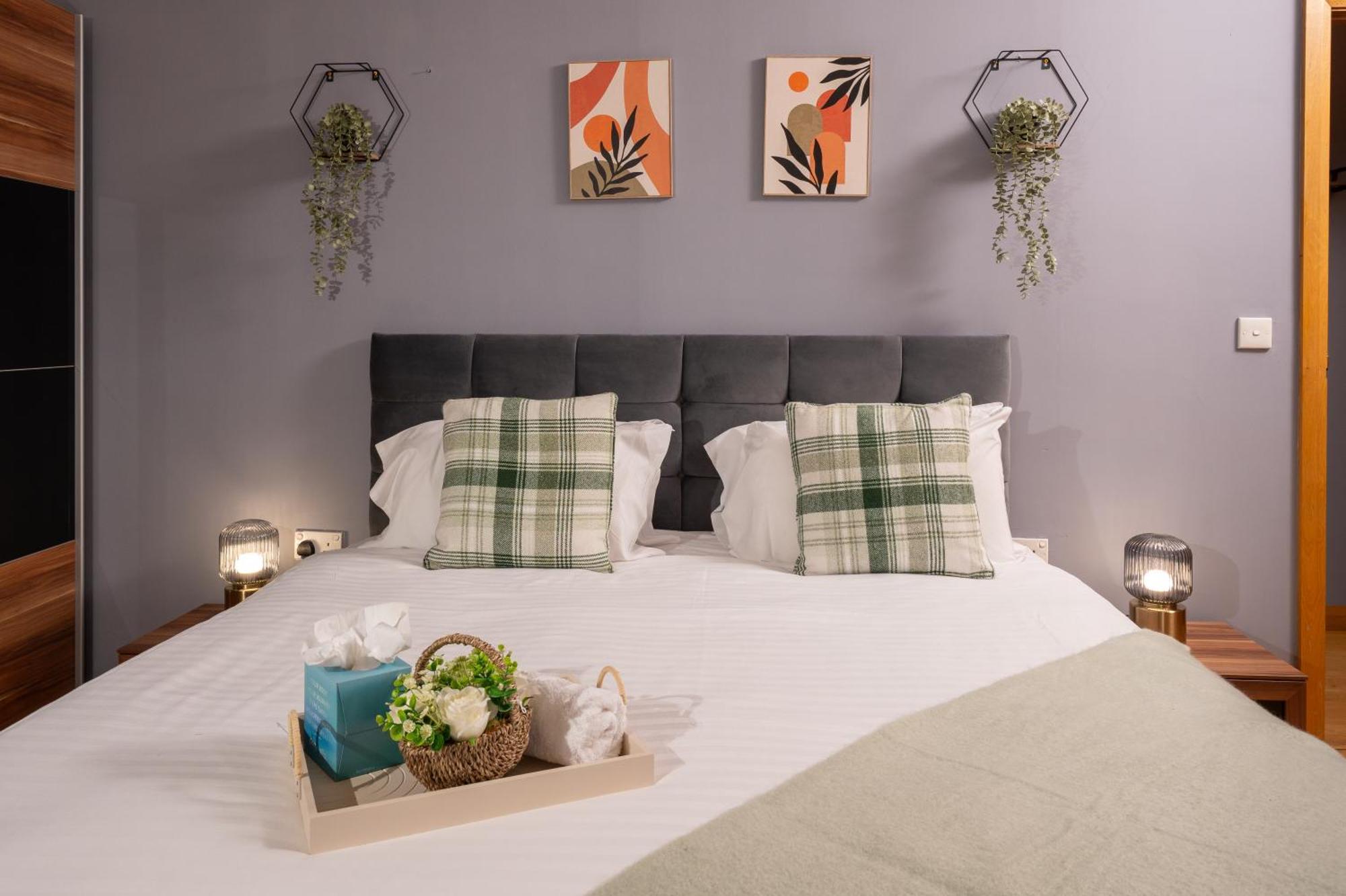 Apartment Luxury 5-bed Penthouse With Free Parking & Views