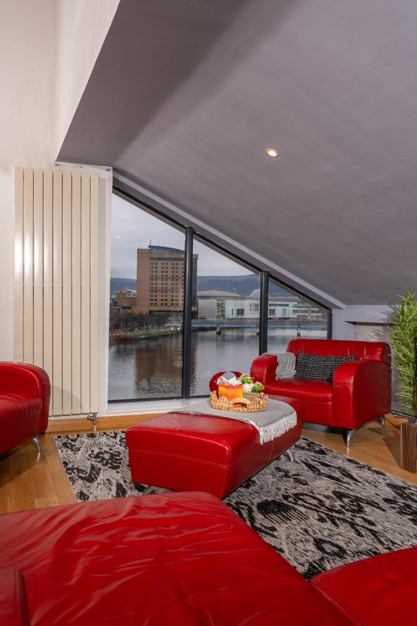 Luxury 5-bed Penthouse With Free Parking & Views Apartment Belfast