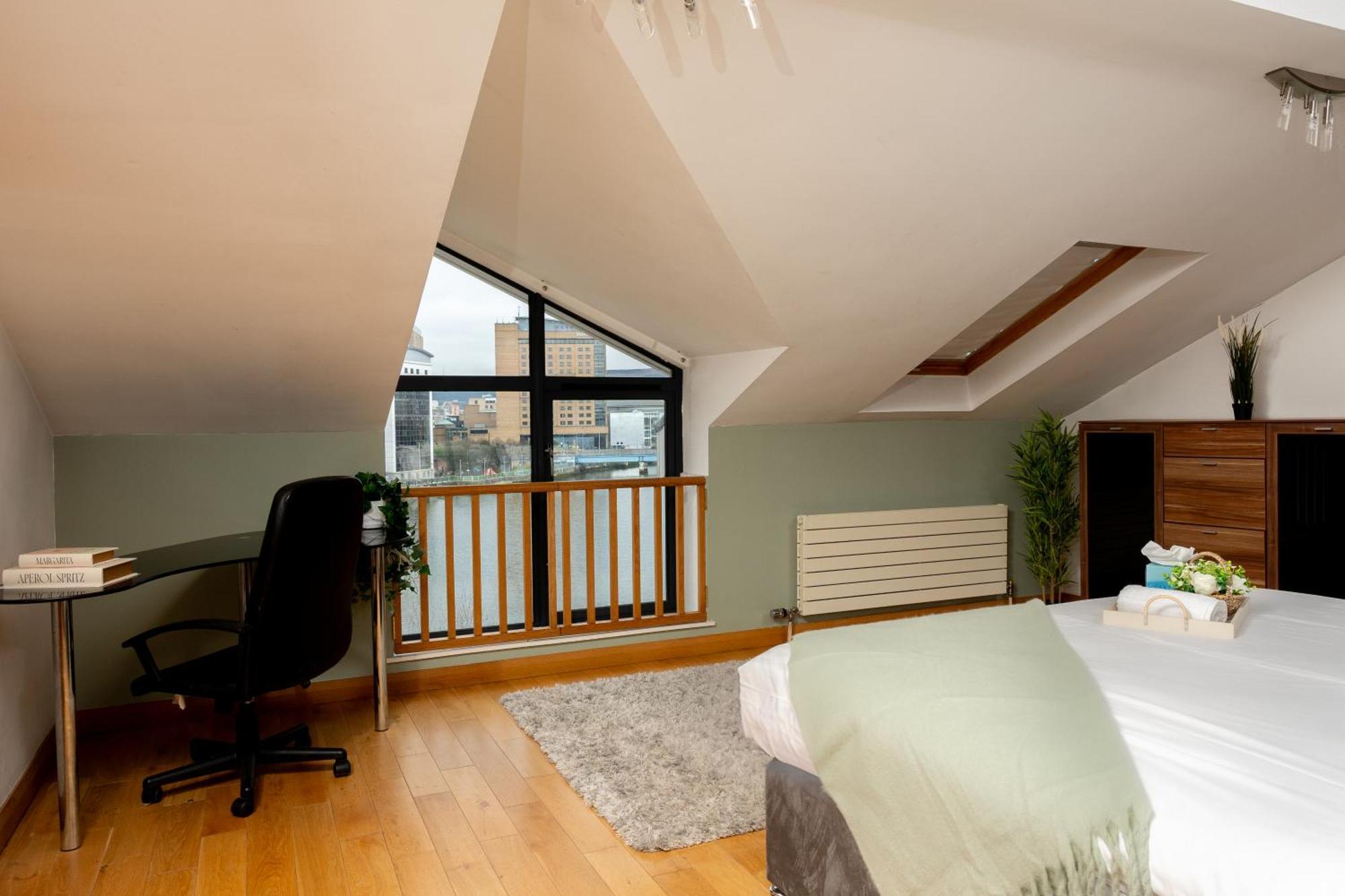 Luxury 5-bed Penthouse With Free Parking & Views * Belfast